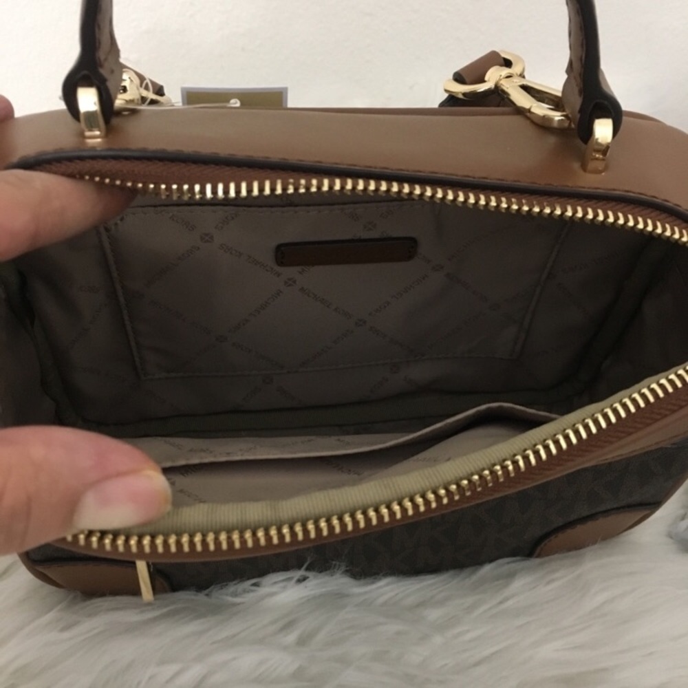 Michael Kors Crossbody Bag & passport case/wallet - Picture 4 of 8